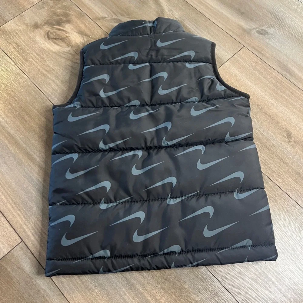 Nike Girls Puffer Vest Black‎ Grey Swoosh Print Size 5 4-5YRS Bin J-28